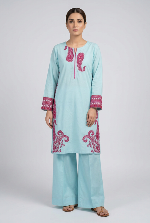 Detailed studio look with wide-leg trousers